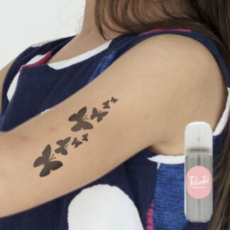 Pochoir Petite envolée de papillons avec spray d’encre noir